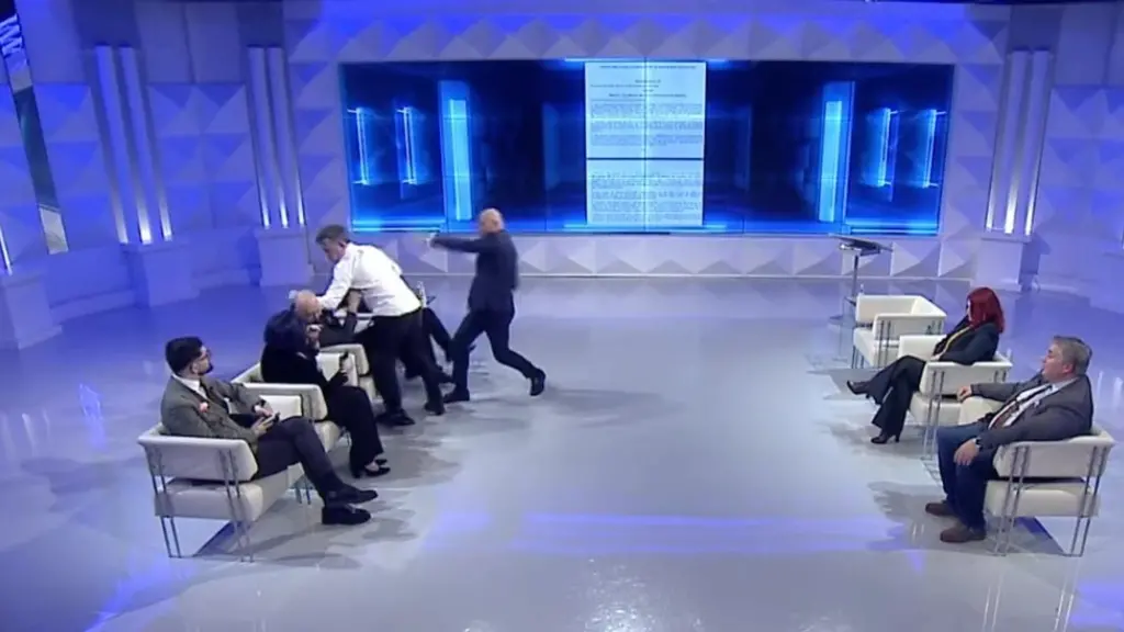 Plas sherri në studio  Berat Buzhala i sulet Albatros Rexhajt  ndërhyn moderatori 