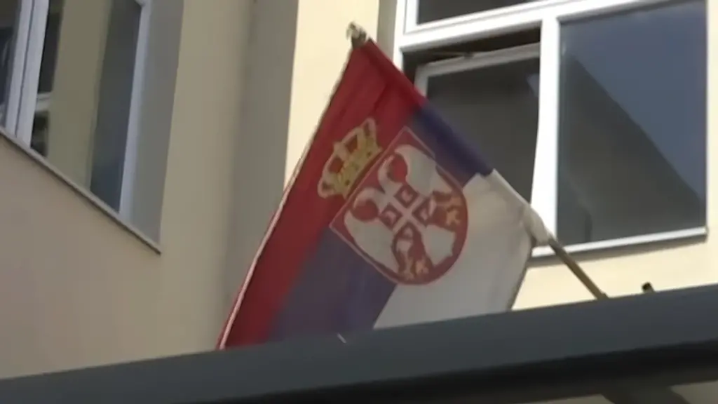 Alarm në qendrën e votimit në Pejë, largohet flamuri serb pas ndërhyrjes së Policisë