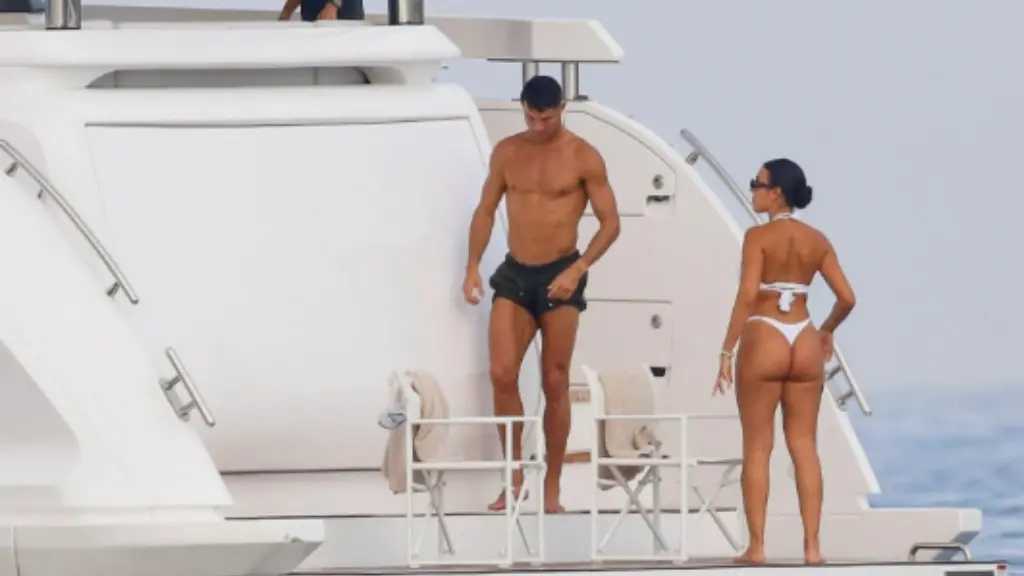 Fotot e Georginës po bëjnë xhiron e botës, paparacët e kapin në një jaht