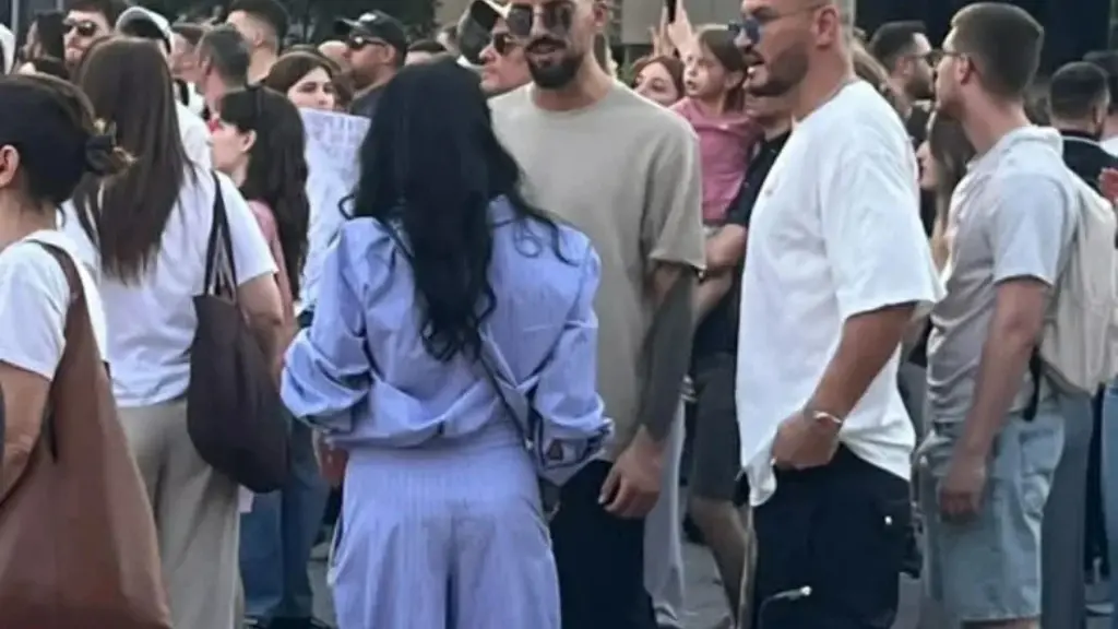 Jonida Maliqi kapet mat me të dashurin në protestë