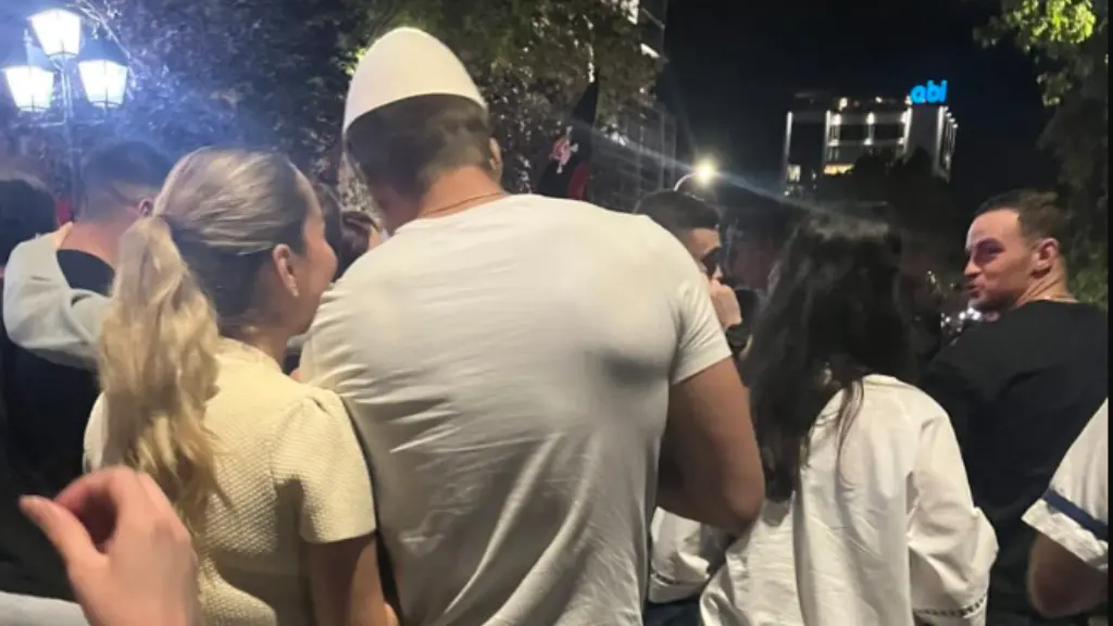 Me plis në kokë, Klodi dhe Elijona u bashkohen protestuesve në Tiranë