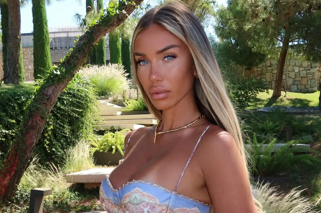 Adelina Tahiri shfaqet provokuese në plazh, tërheq vëmendjen e të gjithëve