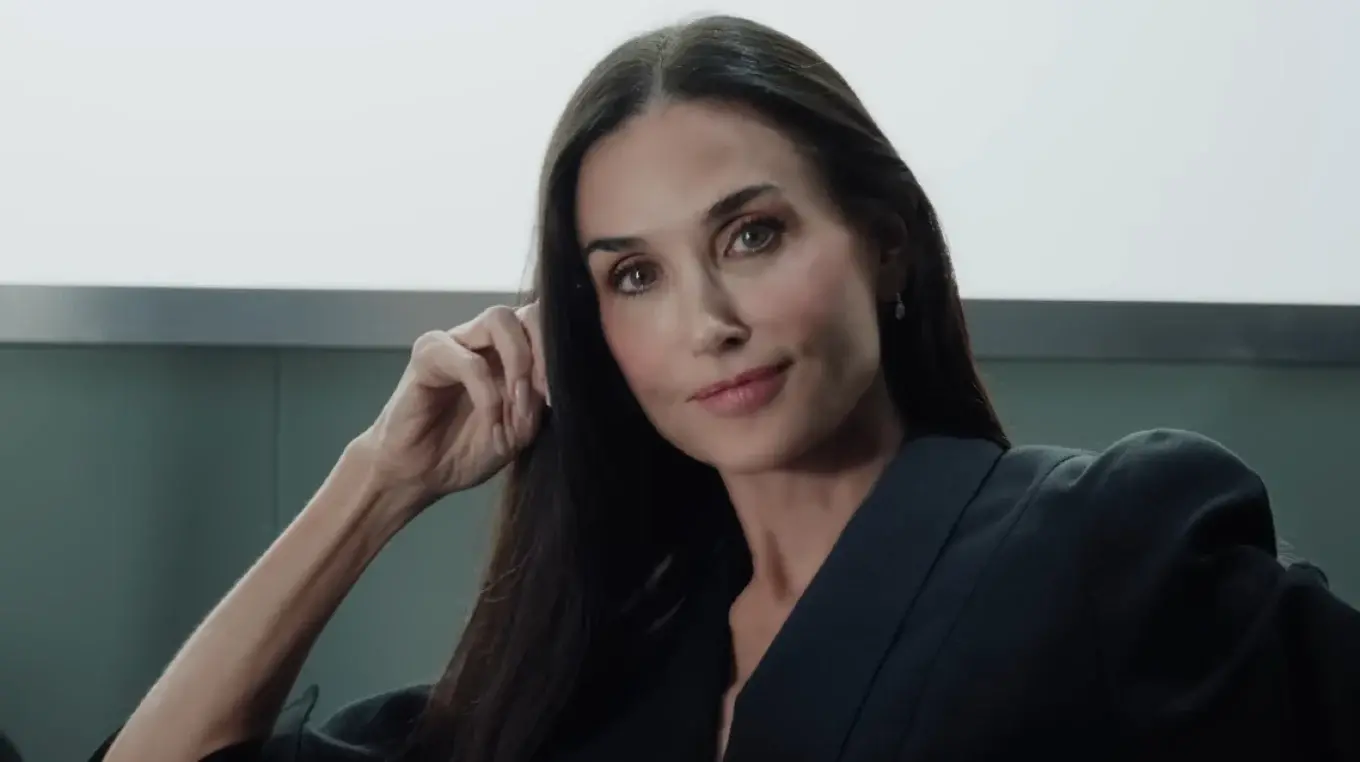 Demi Moore kthehet në skenë pas 30 vitesh me një paraqitje befasuese