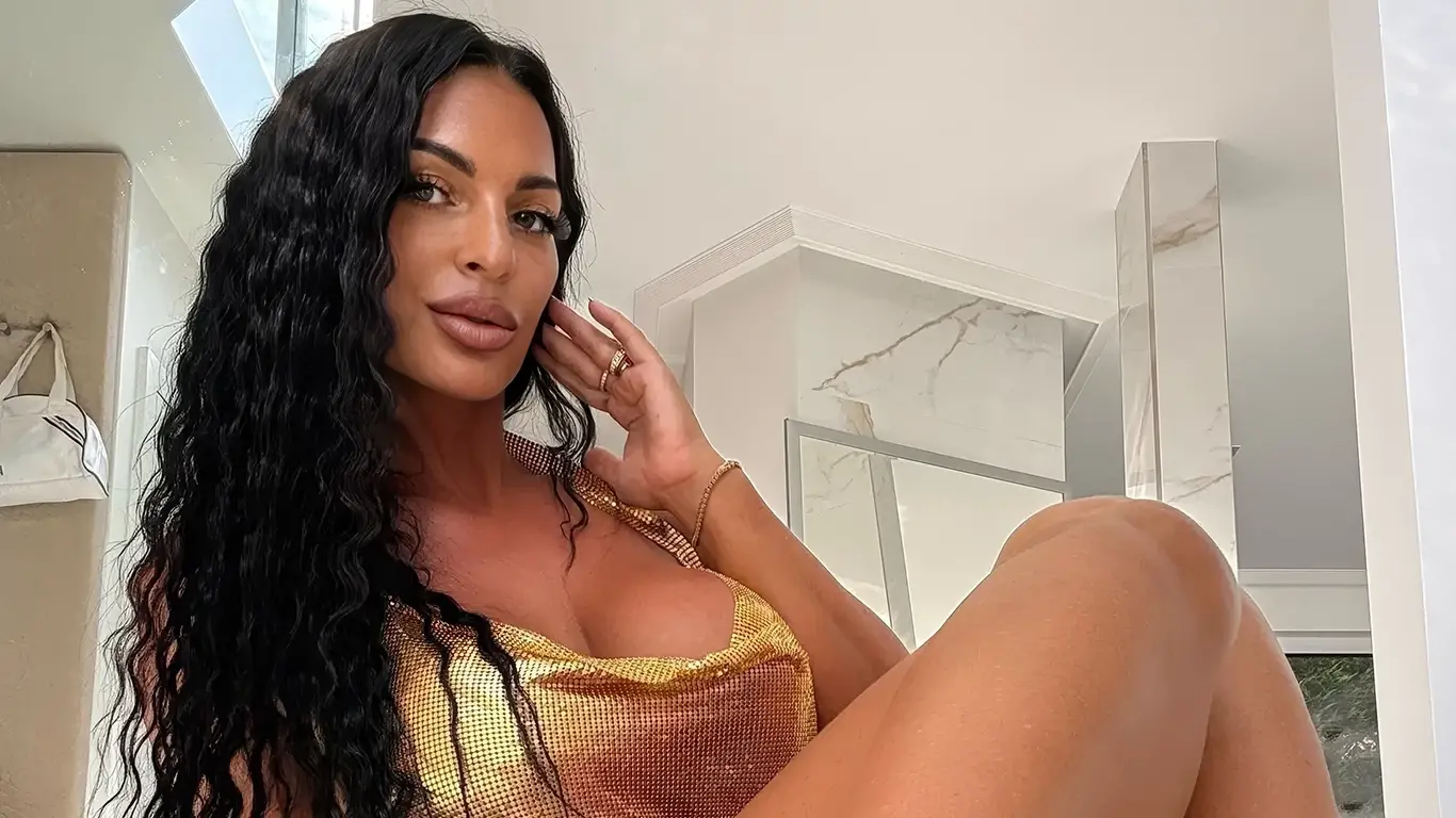 Nadine shfaqet më joshëse se kurrë me veshjen e artë