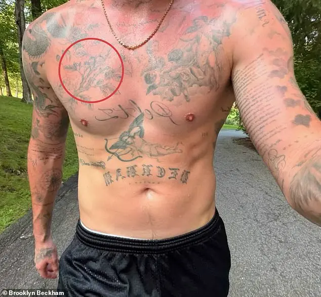 Të martën, Brooklyn zbuloi se tatuazhi i tij për nënën e larguar, Victoria, pothuajse është zhdukur, kur ai përdori rrjetet sociale për të treguar maskën e tij të përditësuar me lule. (imazhi është i përmbysur sepse është një selfie)