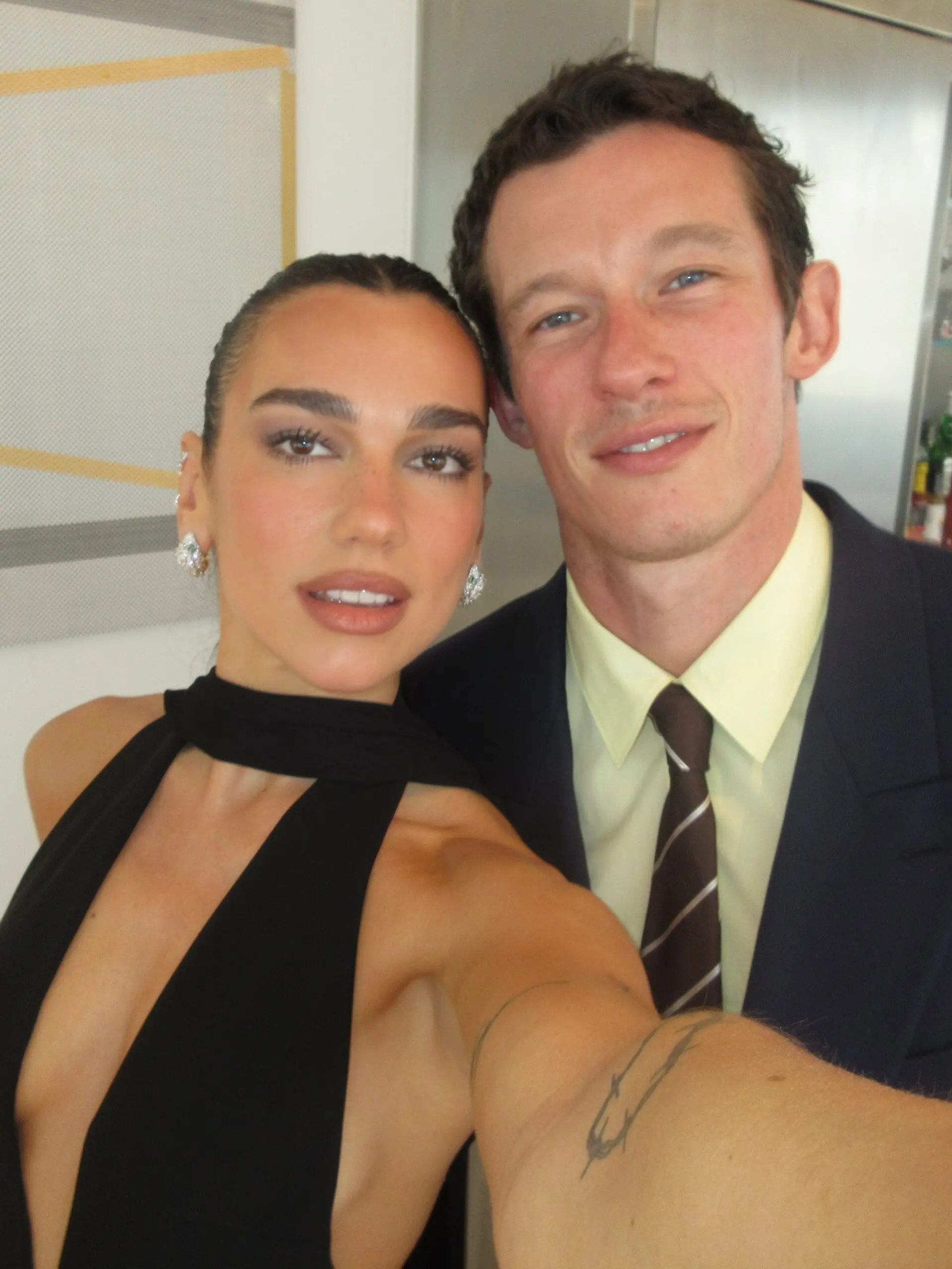 Dua Lipa dhe Callum Turner: Momenti i paharrueshëm në premierën e filmit