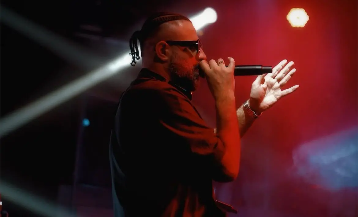 MC Kresha befason fansat me një dhuratë emocionuese në Sunny Hill