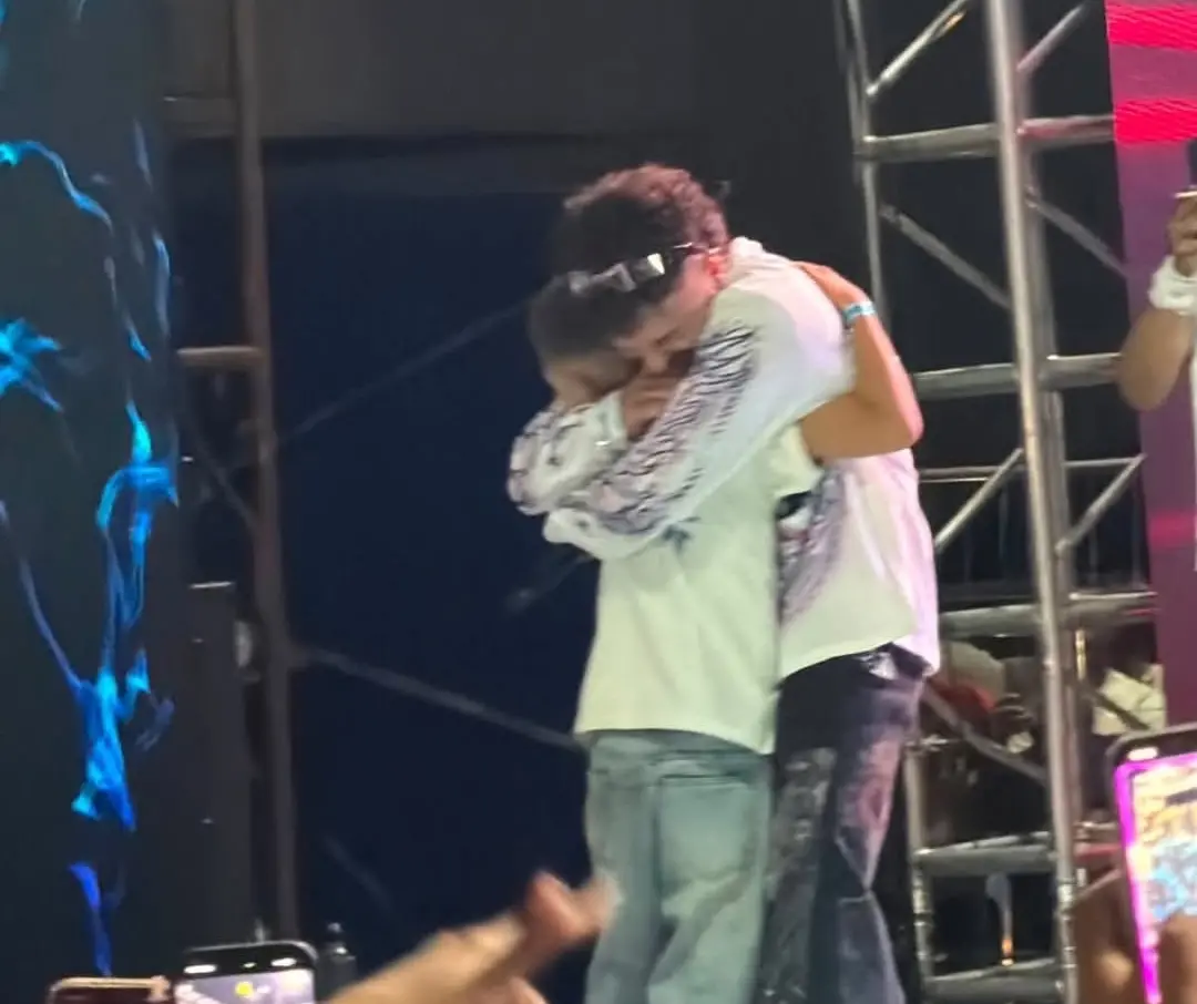 Momenti i paharrueshëm i Gjestit në Pejë: Një dhuratë emocionuese për një fans të vogël