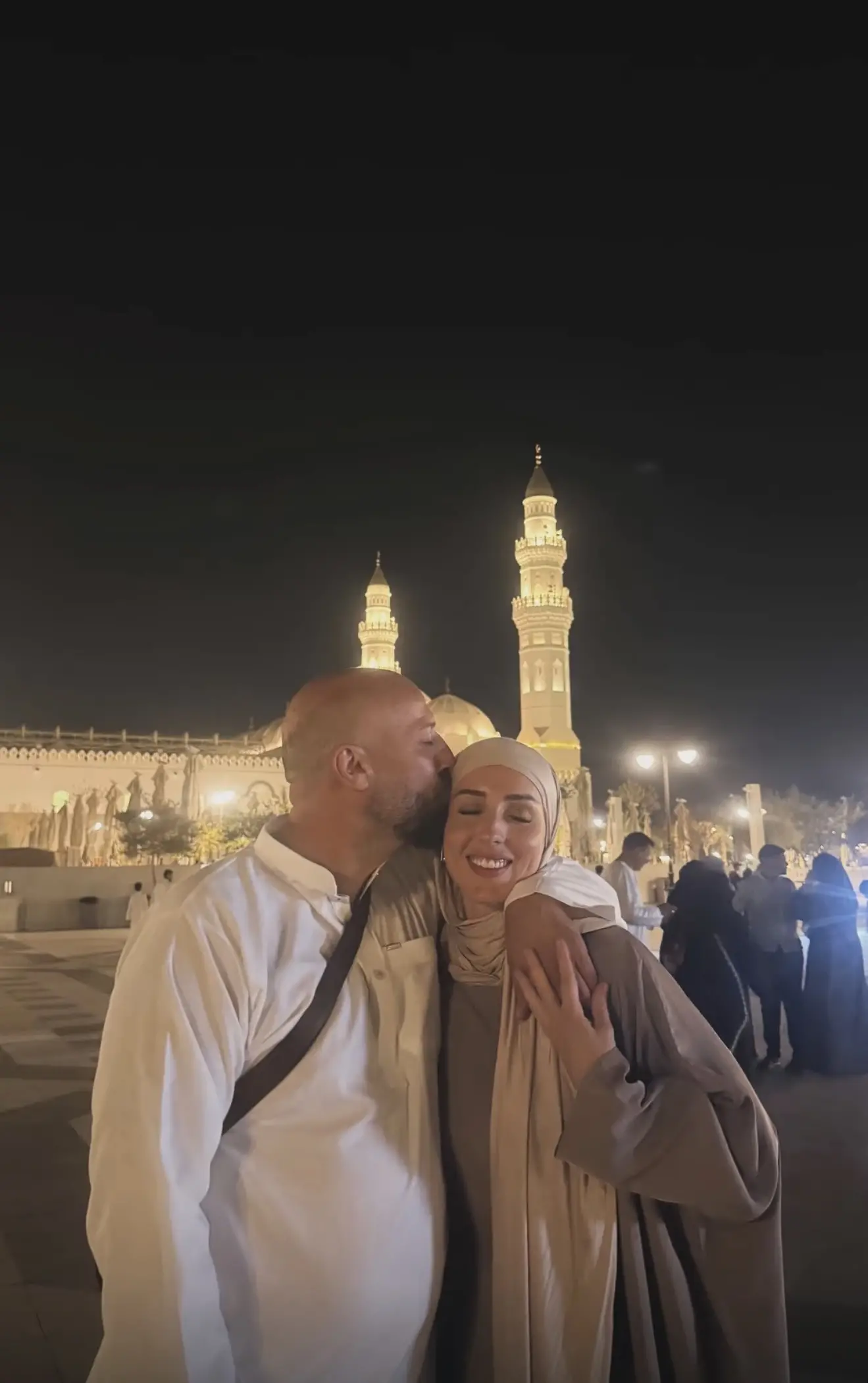 Aida Doçi ndan momente magjike nga Medinë me bashkëshortin e saj