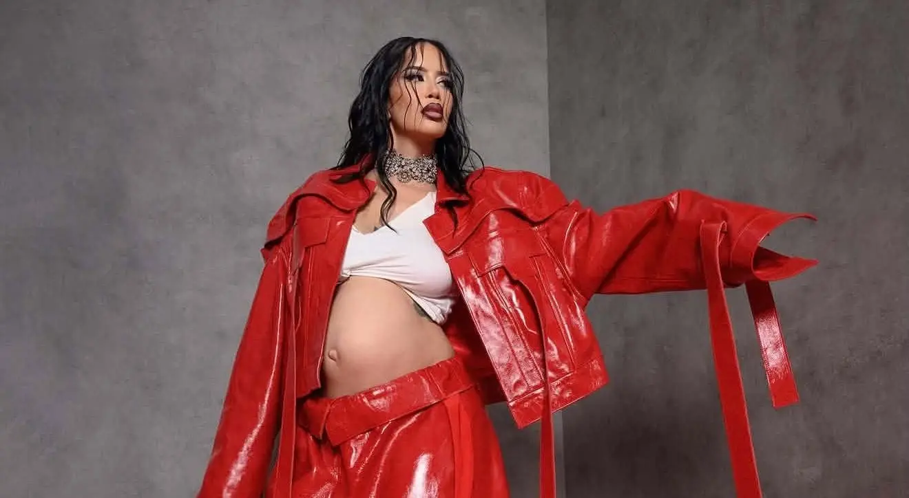 Dafina Zeqiri: Këngëtarja që sfidon normat e shtatzanisë