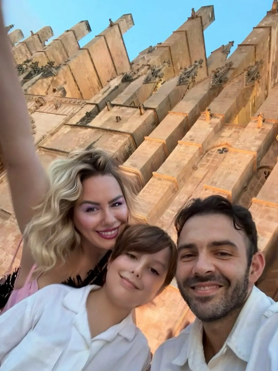 Dashuri dhe aventurë: Vesa Luma dhe Big Basta festojnë 11 vjet martesë në Palma de Mallorca