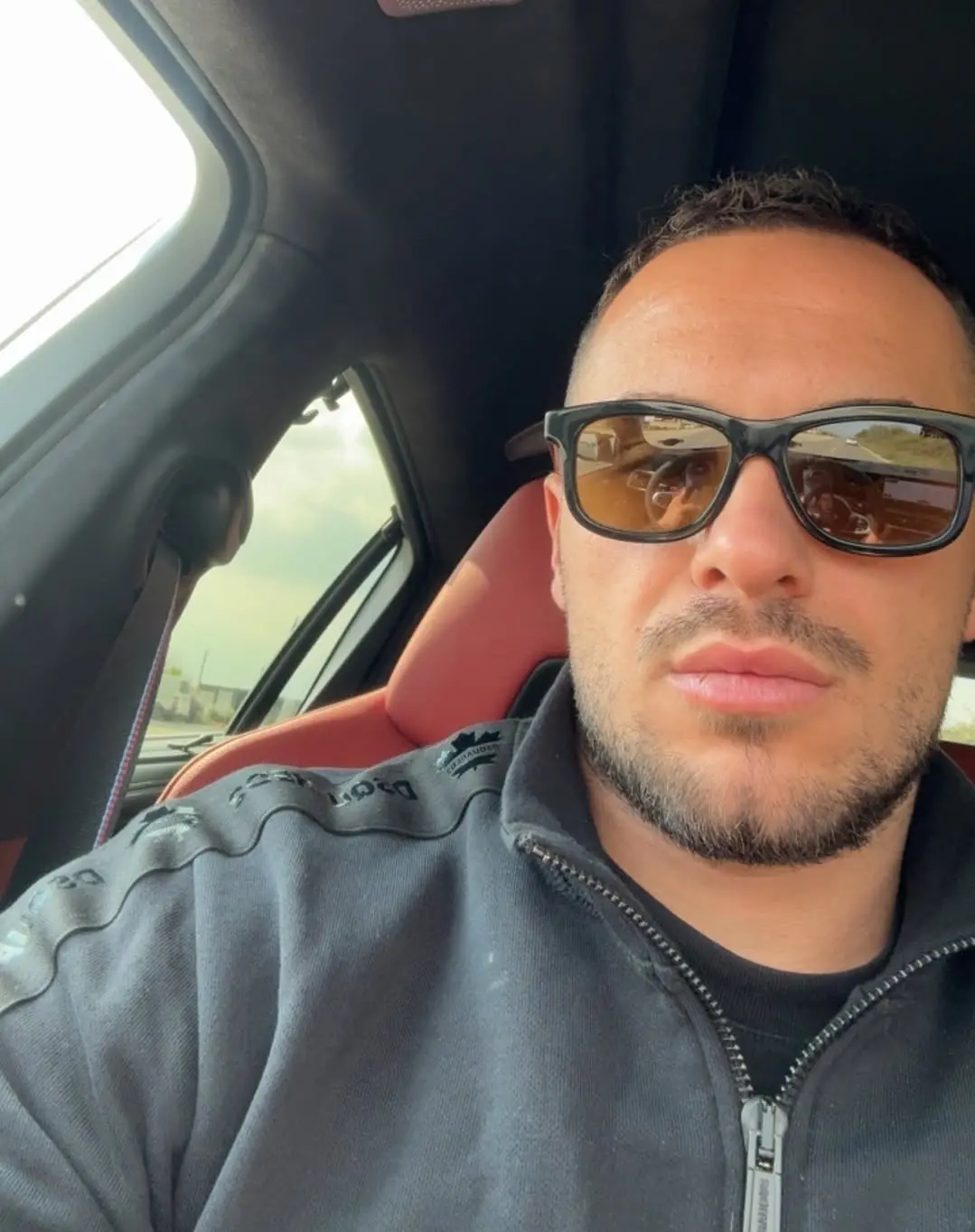 Edi Kuçi rikthehet në Instagram nga Saint Tropez pas përplasjes me Jozin