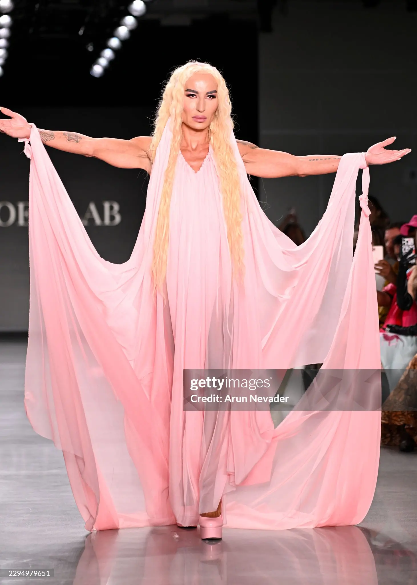 Elton Ilirjani nderon Parashqevi Simakun në New York Fashion Week: Një Homazh për Kujtesën Shqiptare