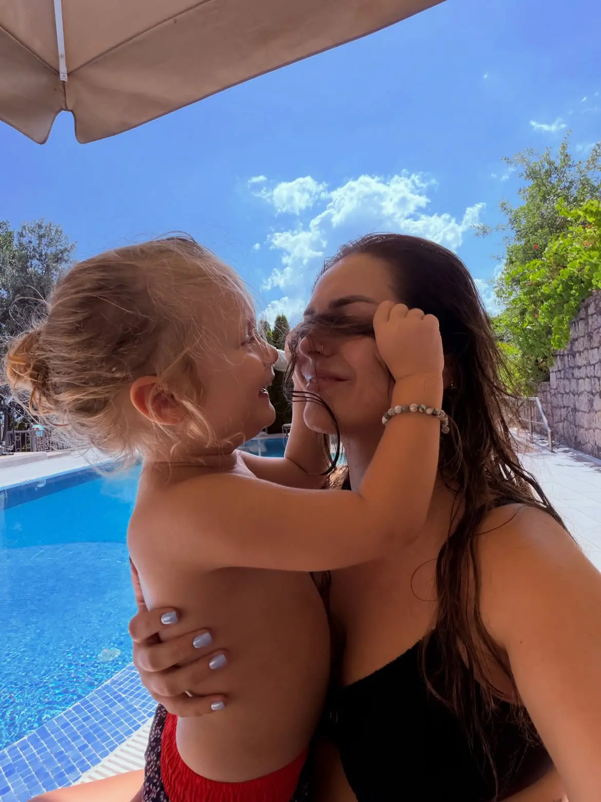 Fifi ndan emocionet e saj për ditën e parë të kopshtit të Theos