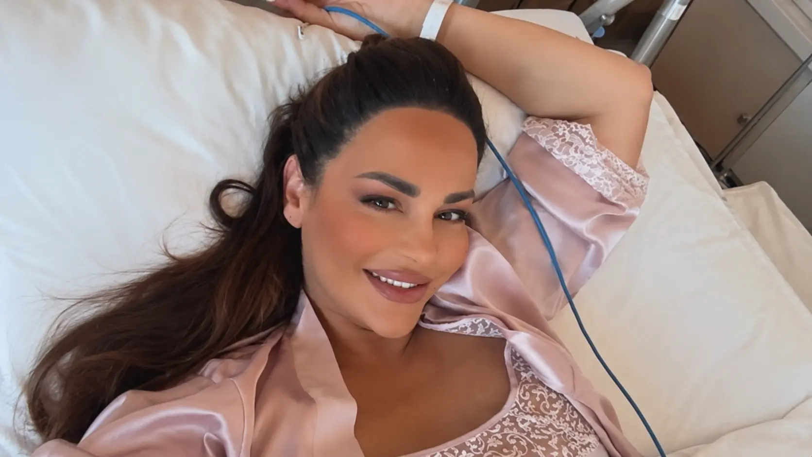 Juliana Nura në pritje të binjakëve: Një produkt nga Kosova që e mban të hidratuar