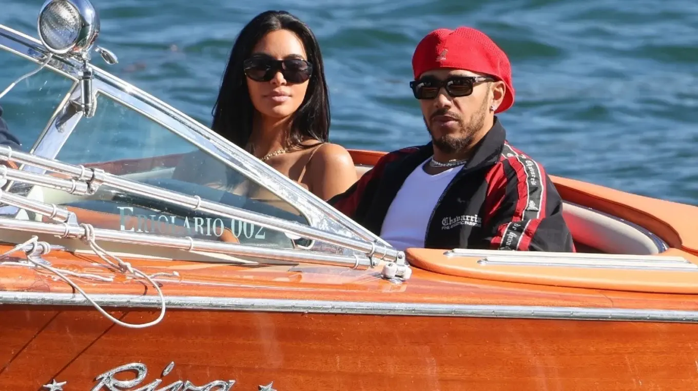 Kim Kardashian dhe Lewis Hamilton: Një shëtitje magjike me varkë në Liqenin e Komos