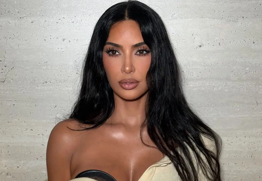 Kim Kardashian tërheq vëmendjen me detaje të guximshme në fotot e saj të reja