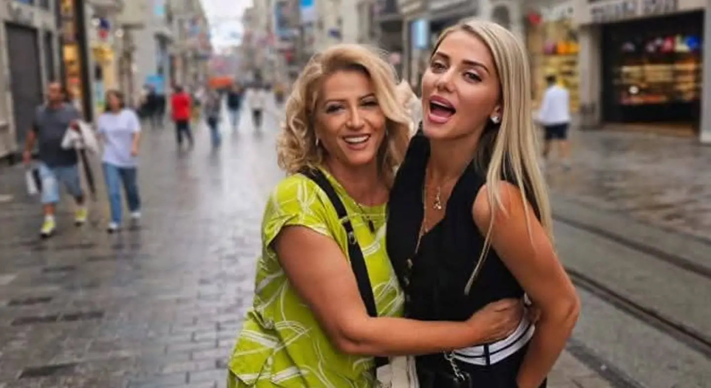 Nënë e bijë: Shkurte Fejza dhe Gresa Behluli vallëzojnë së bashku në një moment magjik