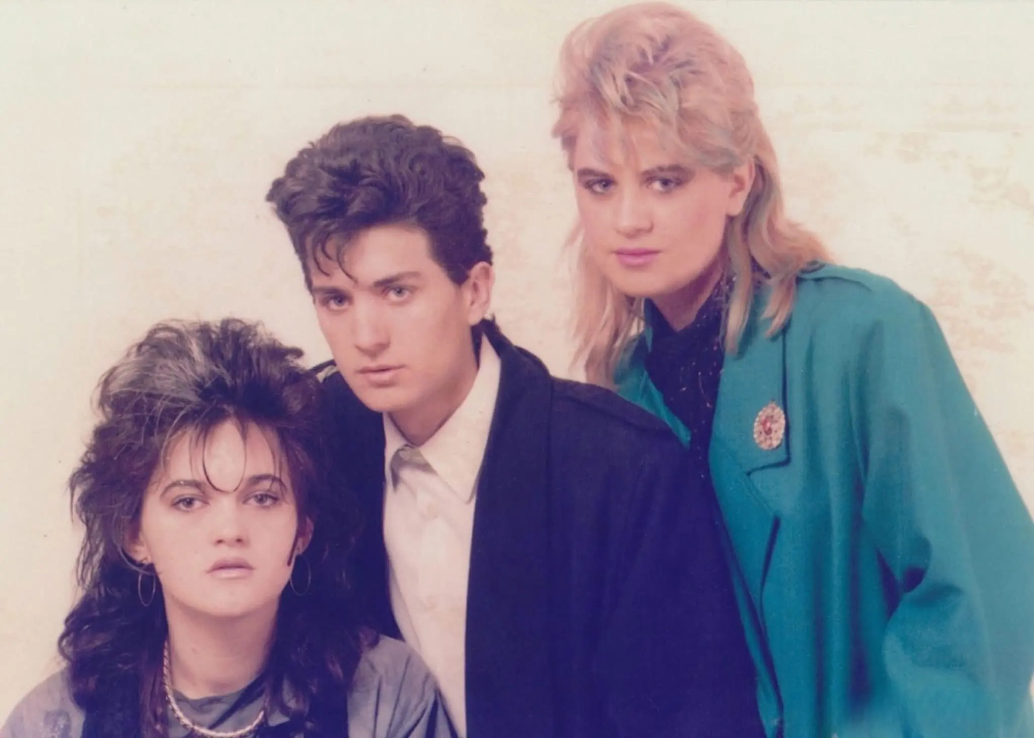 Nostalgji e vërtetë: Gili rikthen kujtimet e vitit 1985 me grupin ‘Trio Rona’