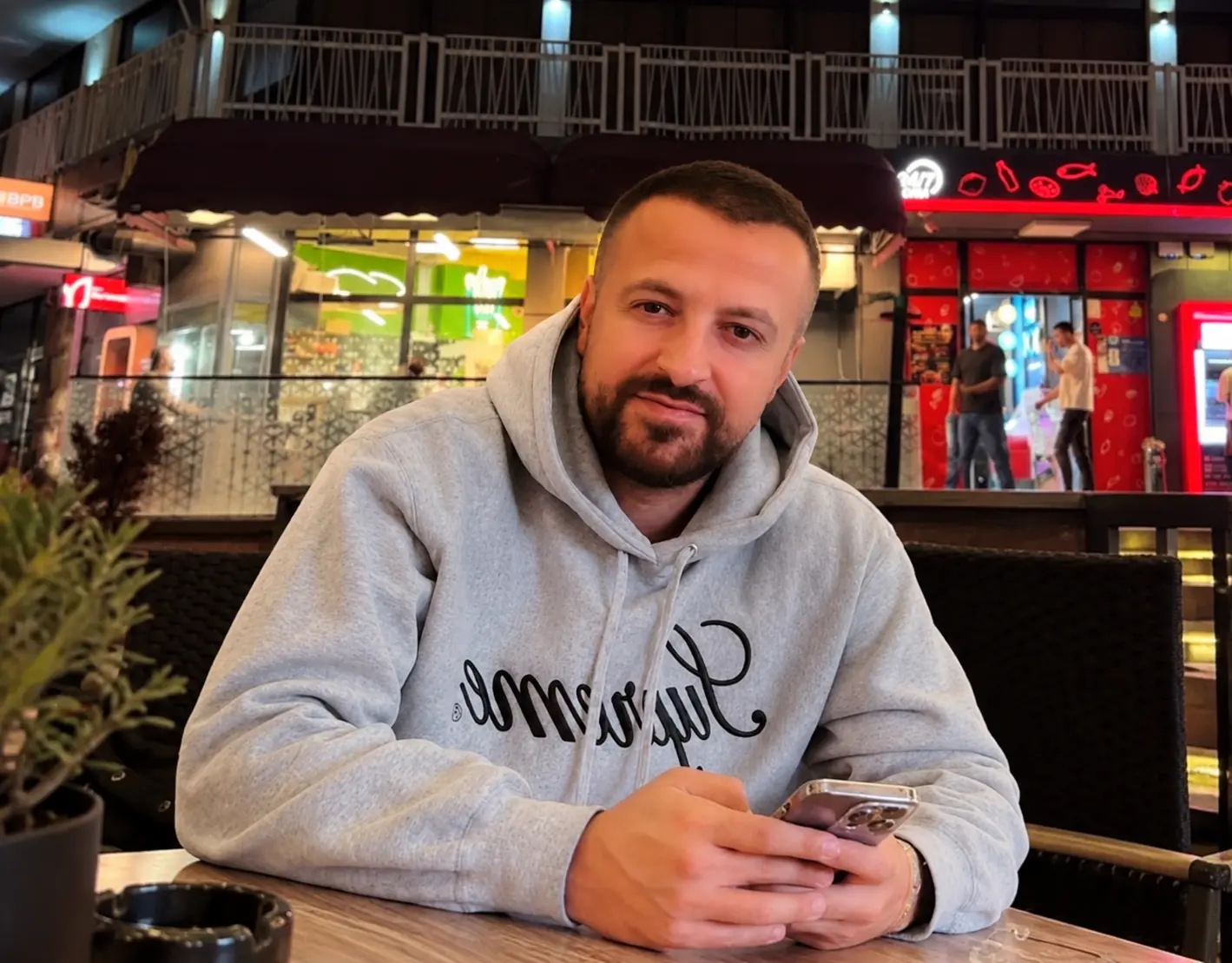Përballja e Kreshnikut me punëtorin e fast food: Një histori e pazakontë