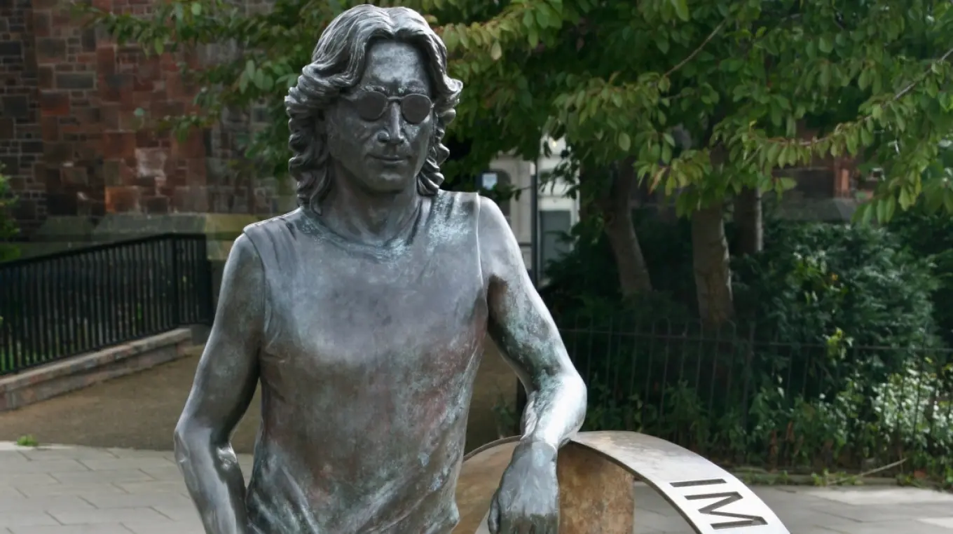 Statuja e John Lennon në Penny Lane: Një vepër arti që pritet të shitet për 100 mijë paund