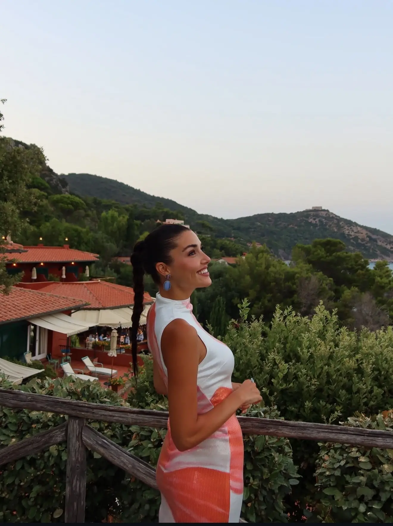 Transformimi i papritur i Hande Erçel: Flokët e verdhë platin që tronditën rrjetin