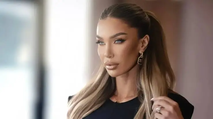 Adelina Tahiri: Një Paraqitje Elegante që Tërheq Vëmendjen