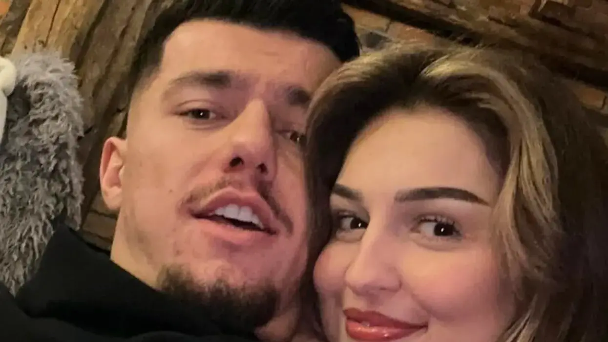 Dashuri dhe surpriza: Vesa Vllasaliu feston dyvjetorin e martesës me Mirlind Dakun