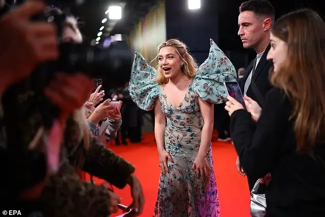 Florence Pugh magjeps me fustanin e saj transparent në Londër, ndërsa zërat për fejesën me Finn Cole intensifikohen
