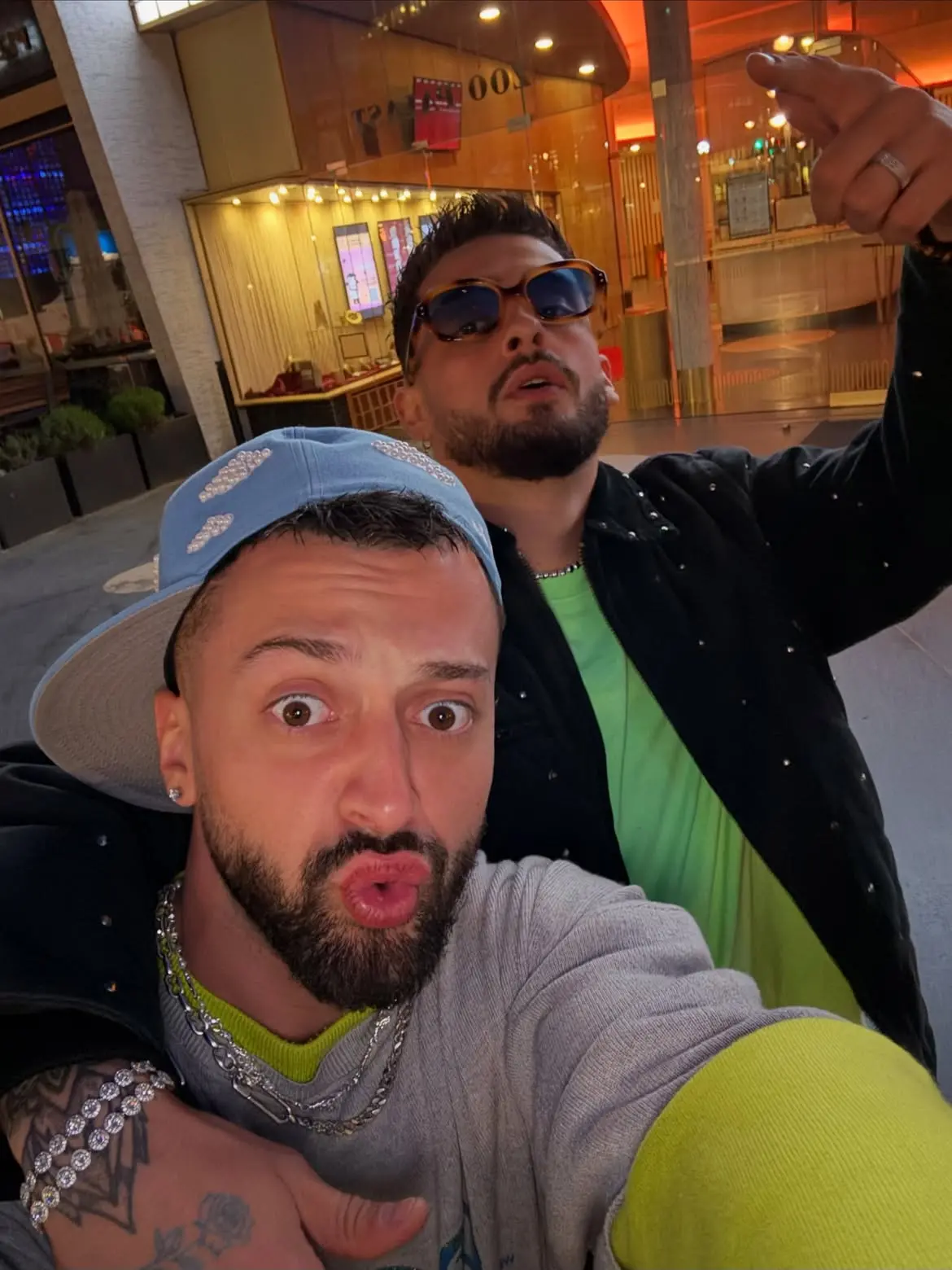 Gjesti rikthehet me energji, por telefonata me DJ Gimboyn e befason