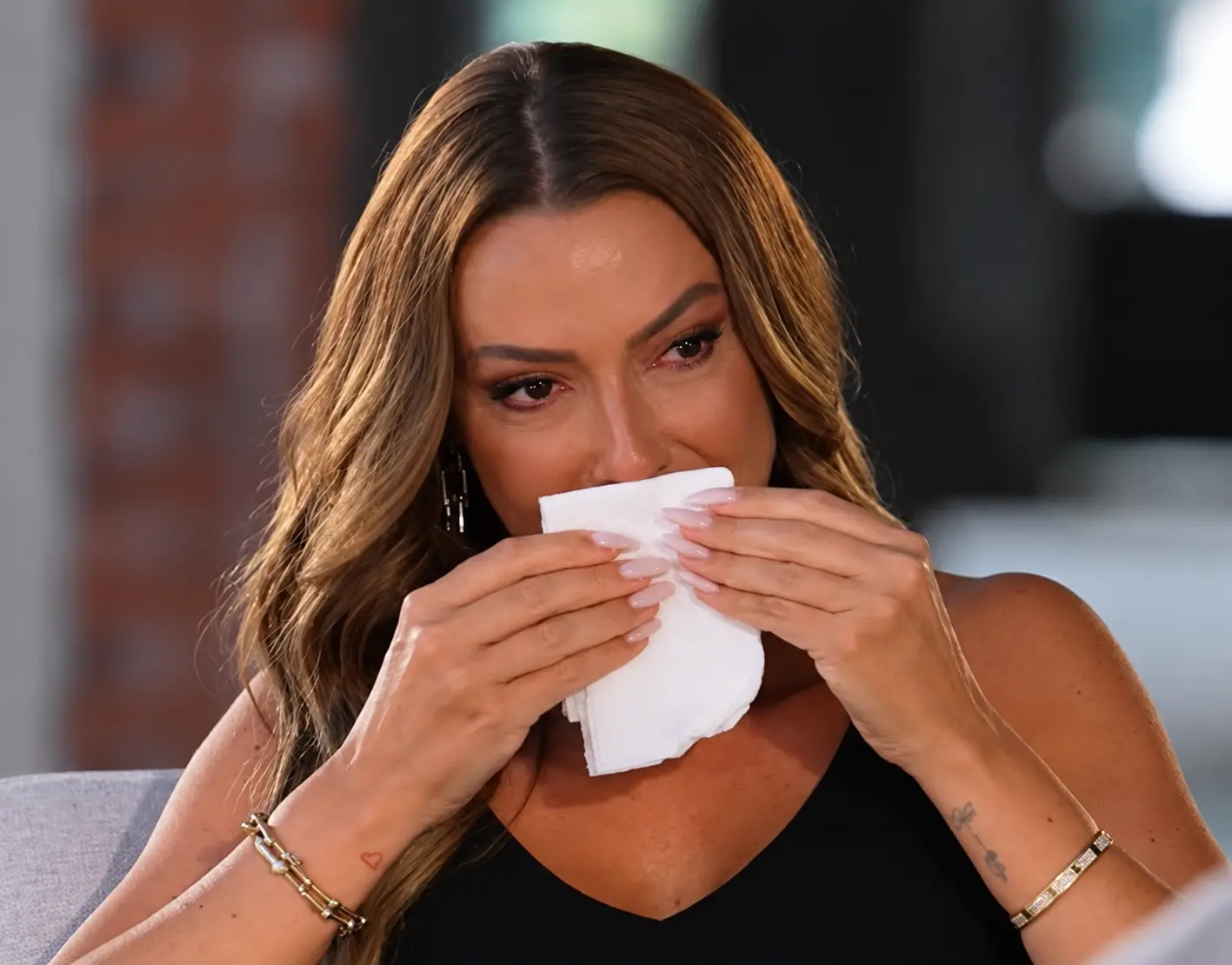 Hadise zbulon plagët e së kaluarës dhe ëndrrat për të ardhmen