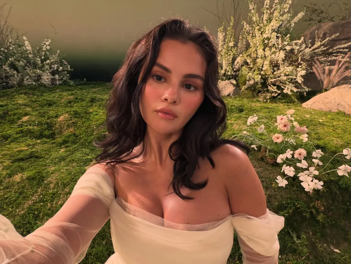 Selena Gomez flet për ndikimin e nikotinës në zërin e saj: Një mesazh për ata që duan të heqin dorë