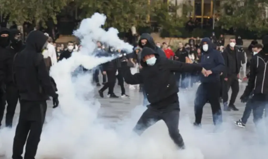 Tensionet në Tiranë  Protestues dhe policë të lënduar kërkojnë ndihmë mjekësore